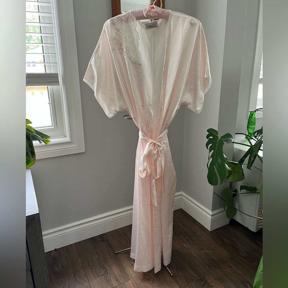 Chantilly Vintage Pink Satin Kimono Robe